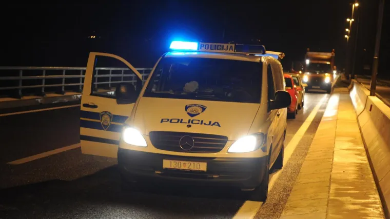 Maskirani huligani s palicama napali vozilo u kojem su bili navijači Dinama