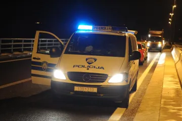 Maskirani huligani s palicama napali vozilo u kojem su bili navijači Dinama