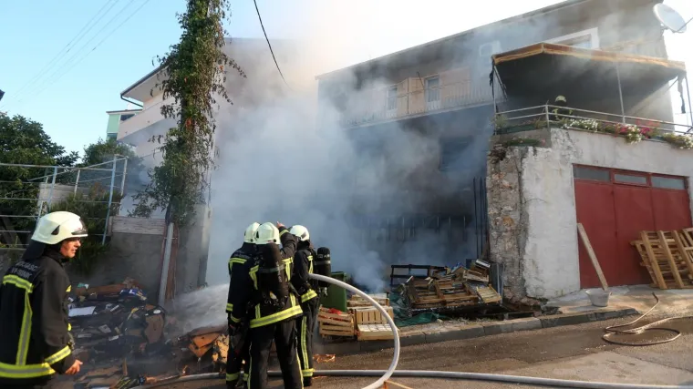Izgorjele tri kuće, radionica i sjenik