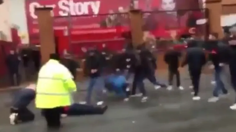 U sukobu navijača kori&scaron;tene palice i čekići. Jedna osoba zadobila ubodnu ranu