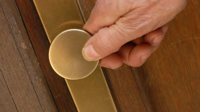 Stravičan slučaj u Varaždinu: zaključao roditelje i nije ih pu&scaron;tao iz stana