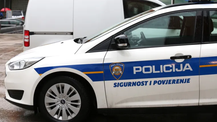 Automobilom udario pje&scaron;akinju ispred bolnice i te&scaron;ko ju ozlijedio: počinitelj pobjegao s mjesta nesreće