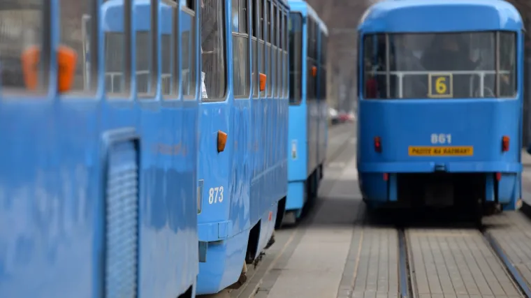 'Prastari ZET-ovi tramvaji usrećuju žene, zato se bakice grčevito grabe za ta mjesta!'