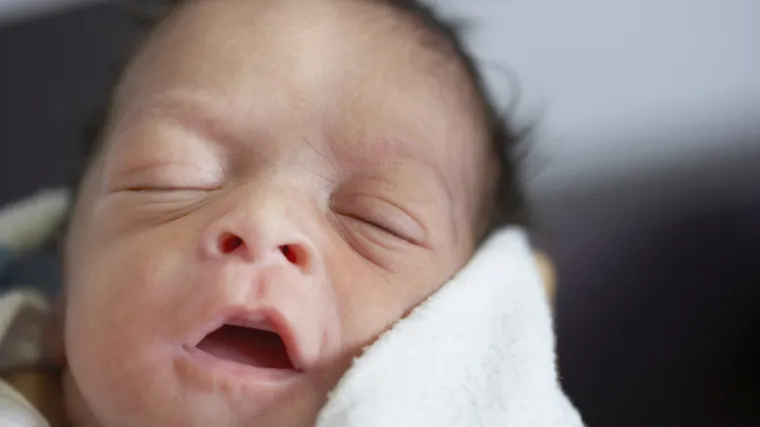 Sama se porodila u hotelskoj sobi, u stranoj zemlji, prateći upute s Youtubea