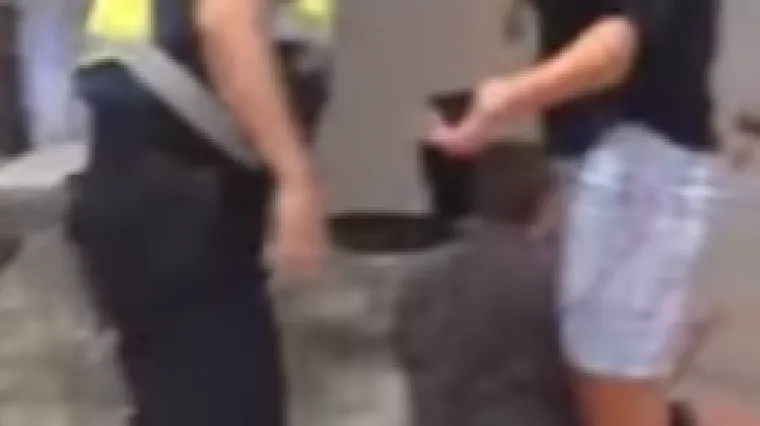 Obračun u Poreču: pijana napala policajca, a od uhićenja ju 'spašavao' umirovljenik