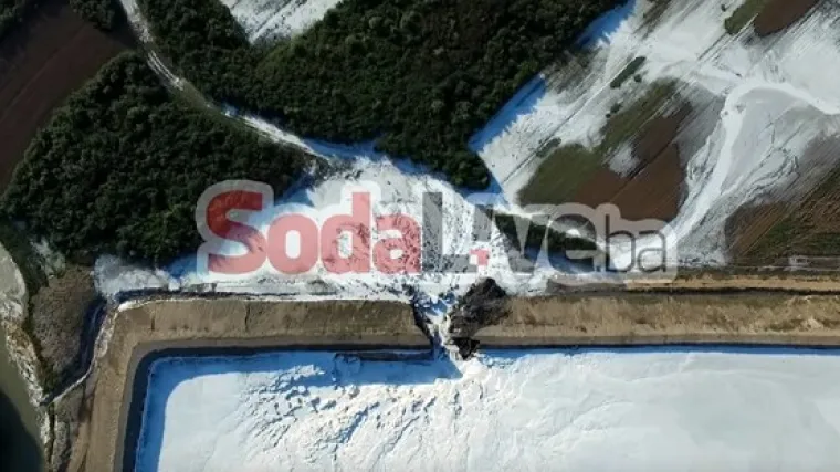 VIDEO Eko katastrofa u BiH: pukao nasip, iz tvornice se izlio bijeli talog u rijeku