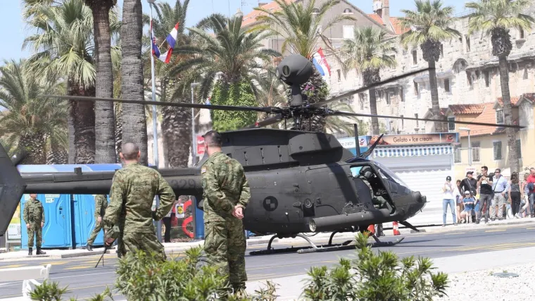 VIDEO, FOTO Pogledajte spektakularne kadrove: helikopter Kiowa Warrior sletio na splitsku Rivu