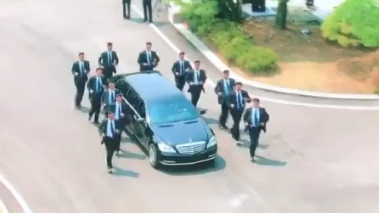 Kimovi tjelohranitelji itekako su ozbiljno shvatili svoj posao, njihovo trčkaranje nasmijalo internet