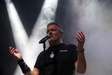 THOMPSONOV 'ZABRANJENI' KONCERT U KOSTRENI PREKIDALA BAKLJADA: Nije prošlo bez ekscesa, stigao i Bujanec