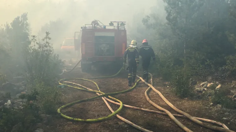 Sezona požara se zahuktava: kraj Vodica gorjeli mladi borovi i nisko raslinje
