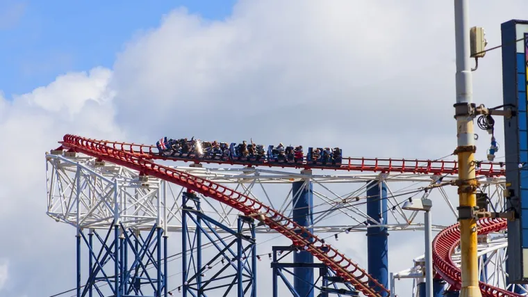 VIDEO Noćna mora svakog posjetitelja zabavnih parkova: na visini od 30 metara zaglavili u rollercoasteru