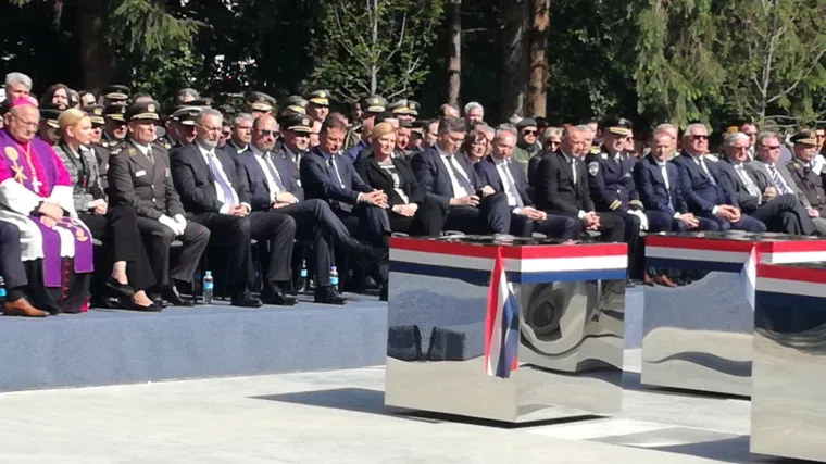 23. obljetnica VRO 'Bljesak': Evo tko je sve do&scaron;ao na otkrivanje spomenika 'Kristalna kocka vedrine'