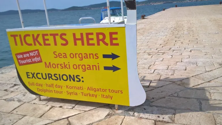 Uživo iz Zadra: na rivi osvanuo plakat za novu turističku atrakciju - morske organe!