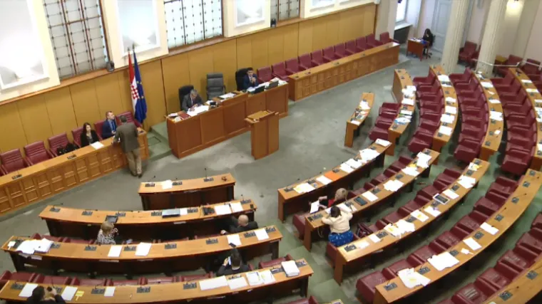 I dalje primaju ogromne plaće: sramotni prizori iz Sabora, na sjednici se pojavilo tek desetak zastupnika