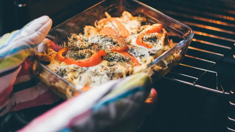 Kako očistiti pećnicu od masnoće u samo nekoliko minuta