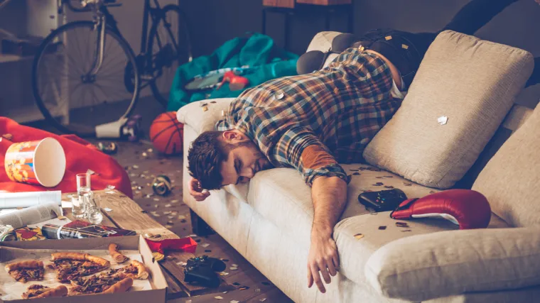 Povrijedio majčino dostojanstvo: doveo tri djevojke u kuću i sada mora platiti 2.100 kuna kazne