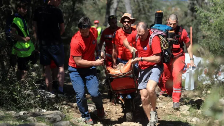 Još jedan junački pothvat HGSS-a: nosilima prenijeli ozlijeđenu planinarku s Japetića