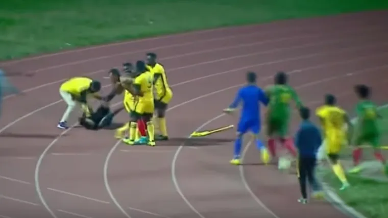 Kontroverzna odluka dovela do kaosa, a kaos do nokauta suca koji se branio korner-zastavicom