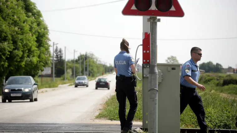 Vlak pokupio automobil na pruzi kod Dugog Sela - vozač poginuo na mjestu,