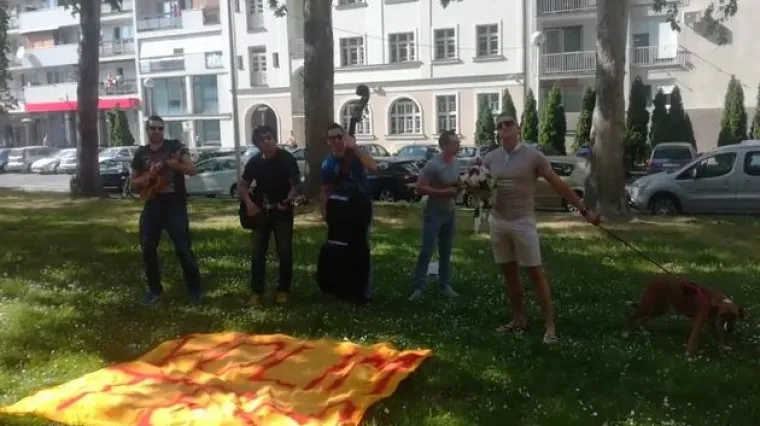 Romantika u centru Osijeka: djevojci zapjevao pod prozorom, kao &scaron;to su dečki radili nekad