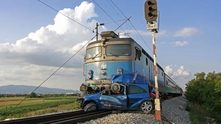 Vlak naletio na automobil, jedna osoba poginula