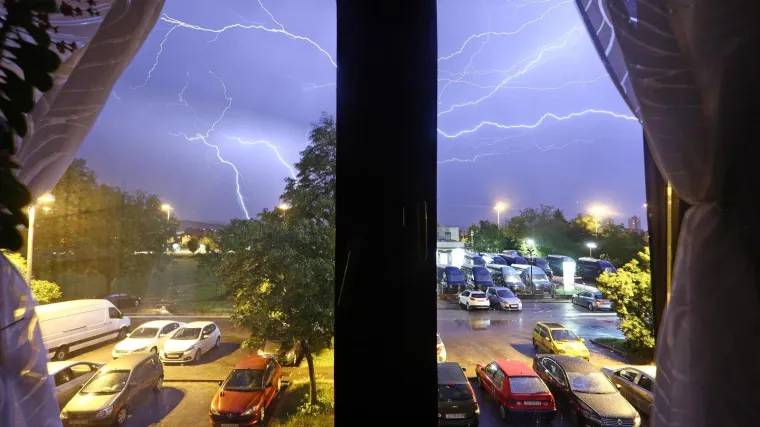 U Međimurju padala tuča veličine oraha, a snažan vjetar stvorio je pravu paniku među ugostiteljima u Slavonskom Brodu...