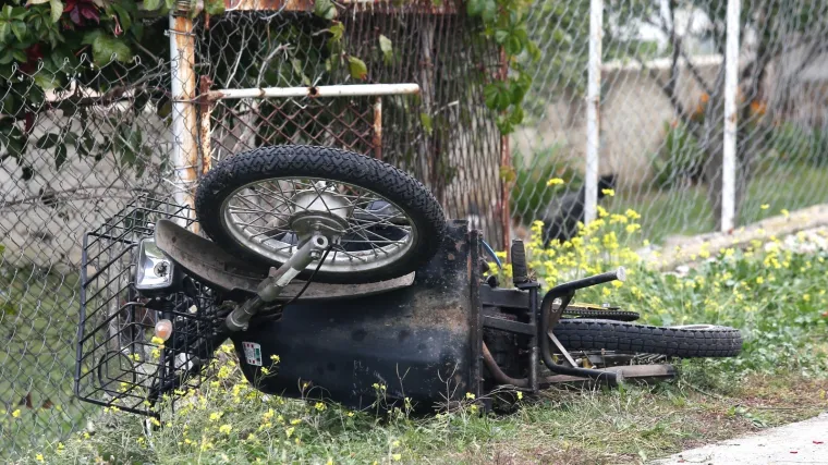 Poku&scaron;avao parkirati u dvori&scaron;te pa na njega mopedom naletio pijani 22-godi&scaron;njak