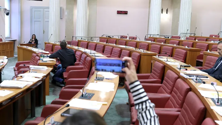 FOTO, VIDEO Imaju plaću od 15 tisuća kuna, a na poslu se ne pojavljuju već tri dana: gdje su saborski zastupnici!?