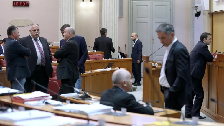 Padaju te&scaron;ke riječi, predsjednik proglasio stanku 'da se zastupnici malo ohlade'