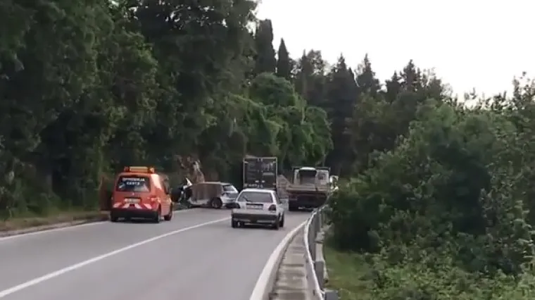 Vozačica poginula u sudaru s kamionom