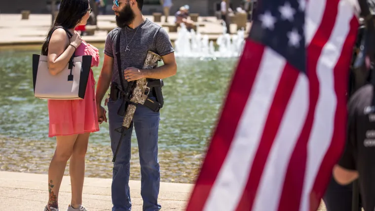 Amerikanci ne prestaju čuditi: zagovornici NRA-a na protuprosvjed donijeli svoje pu&scaron;ke