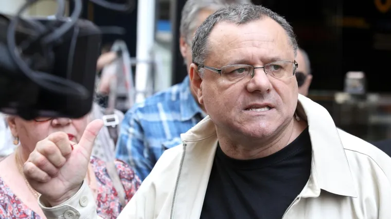 Policija spriječila Keleminca i prista&scaron;e da uđu u Jasenovac: kraj autoceste zapalili lampione