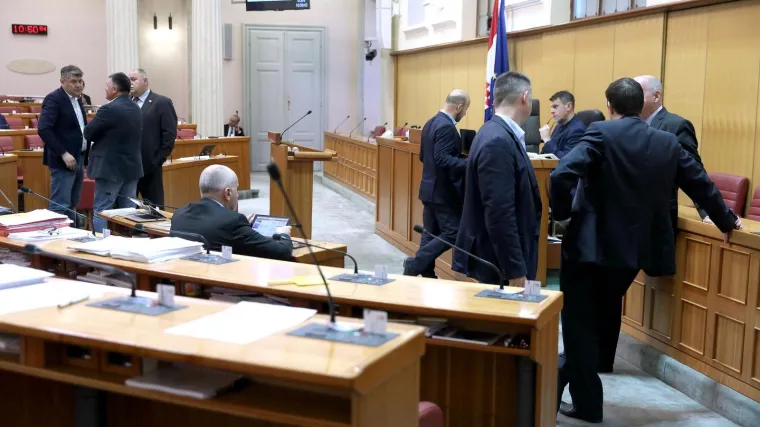 Rejting HDZ-a i SDP-a i dalje pada, a Živi zid raste te najavljuje milijunske mjere protiv političkih prebjega