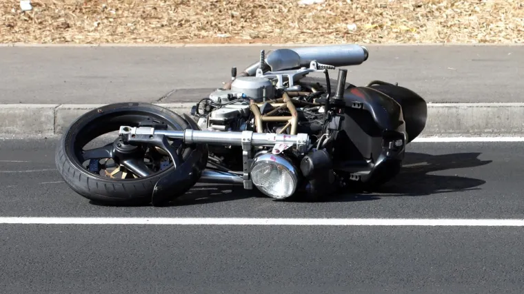 Motorist izgubio život u polju; prebrzo je u&scaron;ao u zavoj i nije imao kacigu