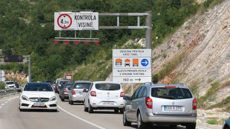 Za sav promet zatvoren tunel Sv. Ilija: u sudaru dva automobila ozlijeđene tri osobe