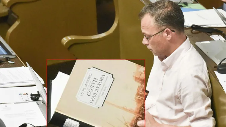 Biv&scaron;i ministar se uoči sjednice udubio u knjigu na ćirilici