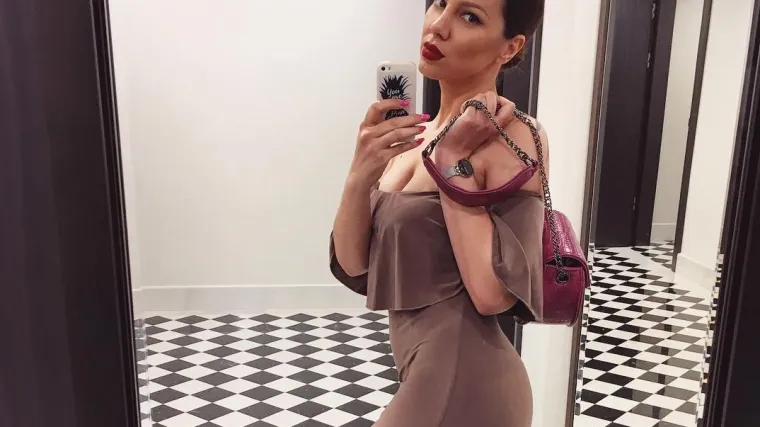 Čučnula kako bi stala u okvir, ali isplatilo se