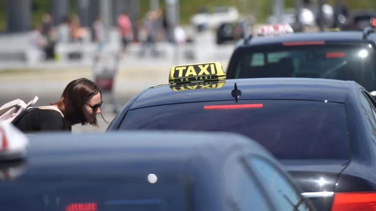 Evo koja se nova pravila uvode za taksiste i uberovce