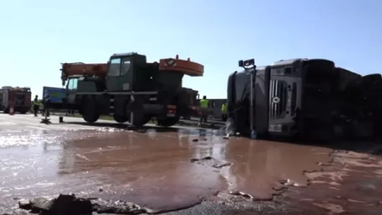 Du&scaron;a boli: prevrnula se cisterna puna vruće čokolade, cesta je izgledala kao ogromna tabla te slastice