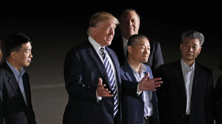 Trojica američkih zatvorenika nakon oslobođenja doputovali iz Sjeverne Koreje u SAD