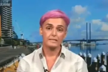 Stručnjakinja kaže kako bi roditelji trebali tražiti od bebe dozvolu za mijenjanje pelena