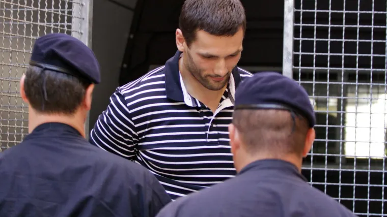 Prvo je zalio pićem, a potom uhvatio za vrat i vukao za kosu