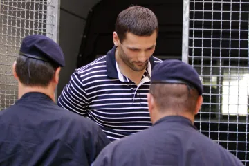 Prvo je zalio pićem, a potom uhvatio za vrat i vukao za kosu