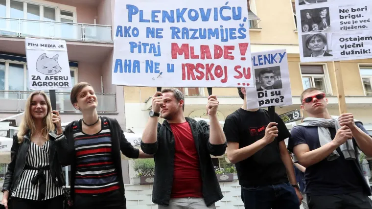 FOTO, VIDEO Mladež SDP-a napravila performans: 'Plenkoviću, ako ne razumije&scaron; pitaj mlade... aha ne, u Irskoj su'