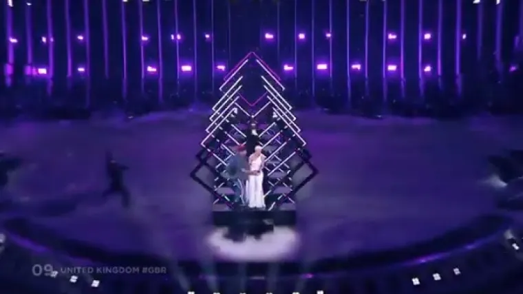 VIDEO Drama na Eurosongu: usred nastupa na pozornicu dotrčao mu&scaron;karac i pjevačici oduzeo mikrofon