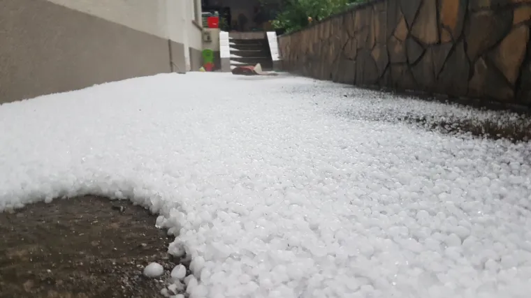 FOTO Kako je ovo moguće usred svibnja? U Samoboru padala ledena tuča veličine oraha, munja pogodila sljemenski toranj!