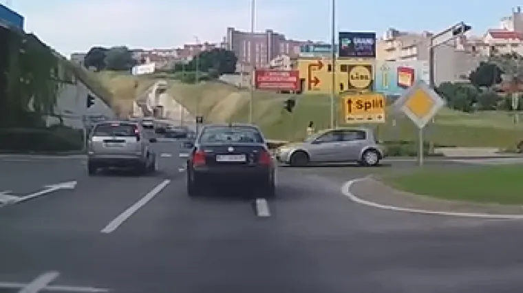 VIDEO Prometna nekultura na vrhuncu: u Splitu vozač pro&scaron;ao kroz crveno, tragedija izbjegnuta za dlaku