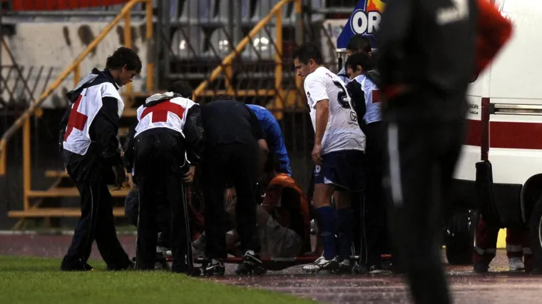 Nogometa&scaron; se sru&scaron;io i preminuo usred niželiga&scaron;ke utakmice: da tragedija bude veća, bio mu je rođendan