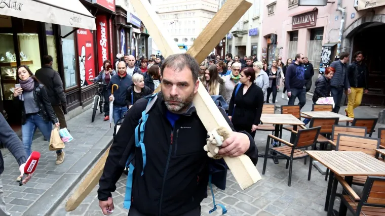 'Čovjek s križem' obratio se javnosti: 'Zaplakat ćete kada prvi od njih ode, a ministar će reći da je to splet tužnih okolnosti'