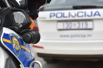 Auto nekontrolirano krenuo nizbrdo, priklještio 79-godišnjaka uz drvo i ubio ga